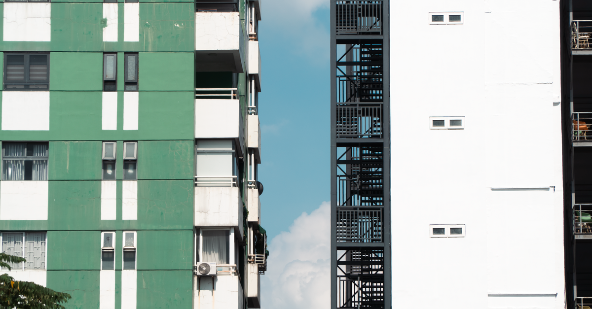 Fachadas de prédios residenciais em área urbana