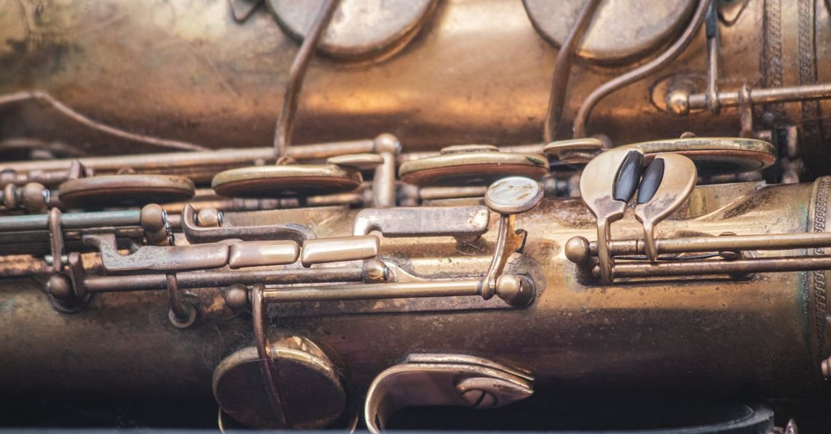 Detalhe de saxofone dourado em closeup, imagem ilustrativa sobre jazz