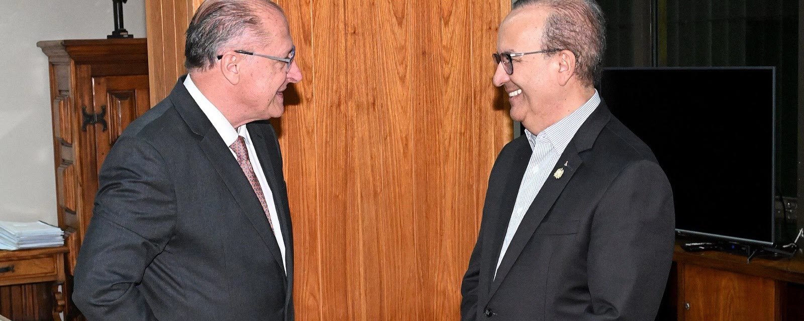 Jorginho Mello conversa com o vice-presidente Geraldo Alckmin em gabinete em Brasília