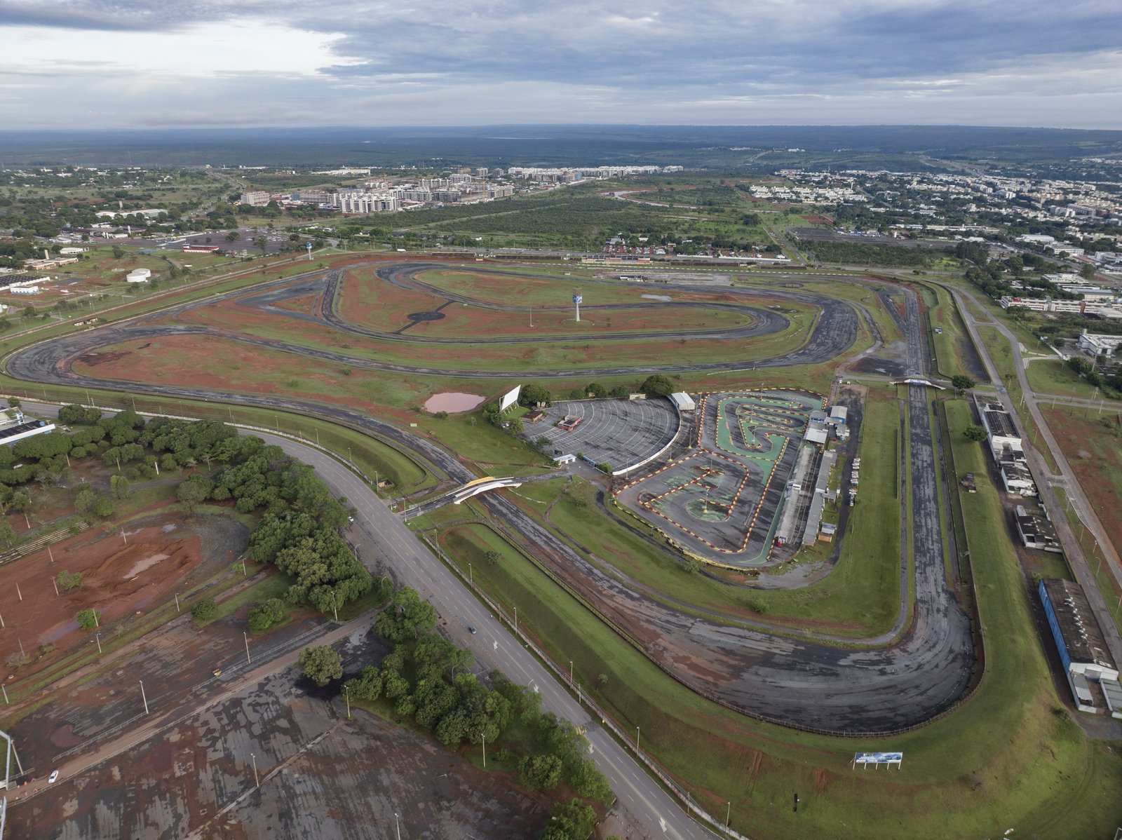 Vista aérea do circuito do Autódromo de Brasília e do kartódromo, cercados por área verde