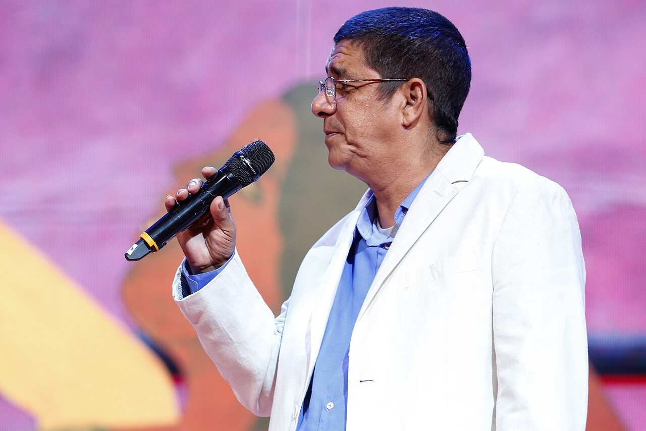 Zeca Pagodinho canta ao microfone durante apresentação