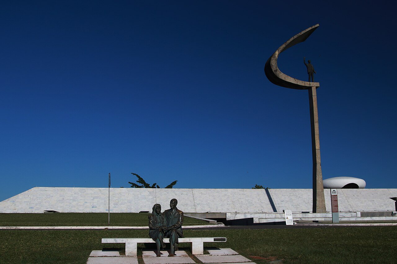 Monumento do Memorial JK com a estátua de Juscelino e Sarah Kubitschek em primeiro plano