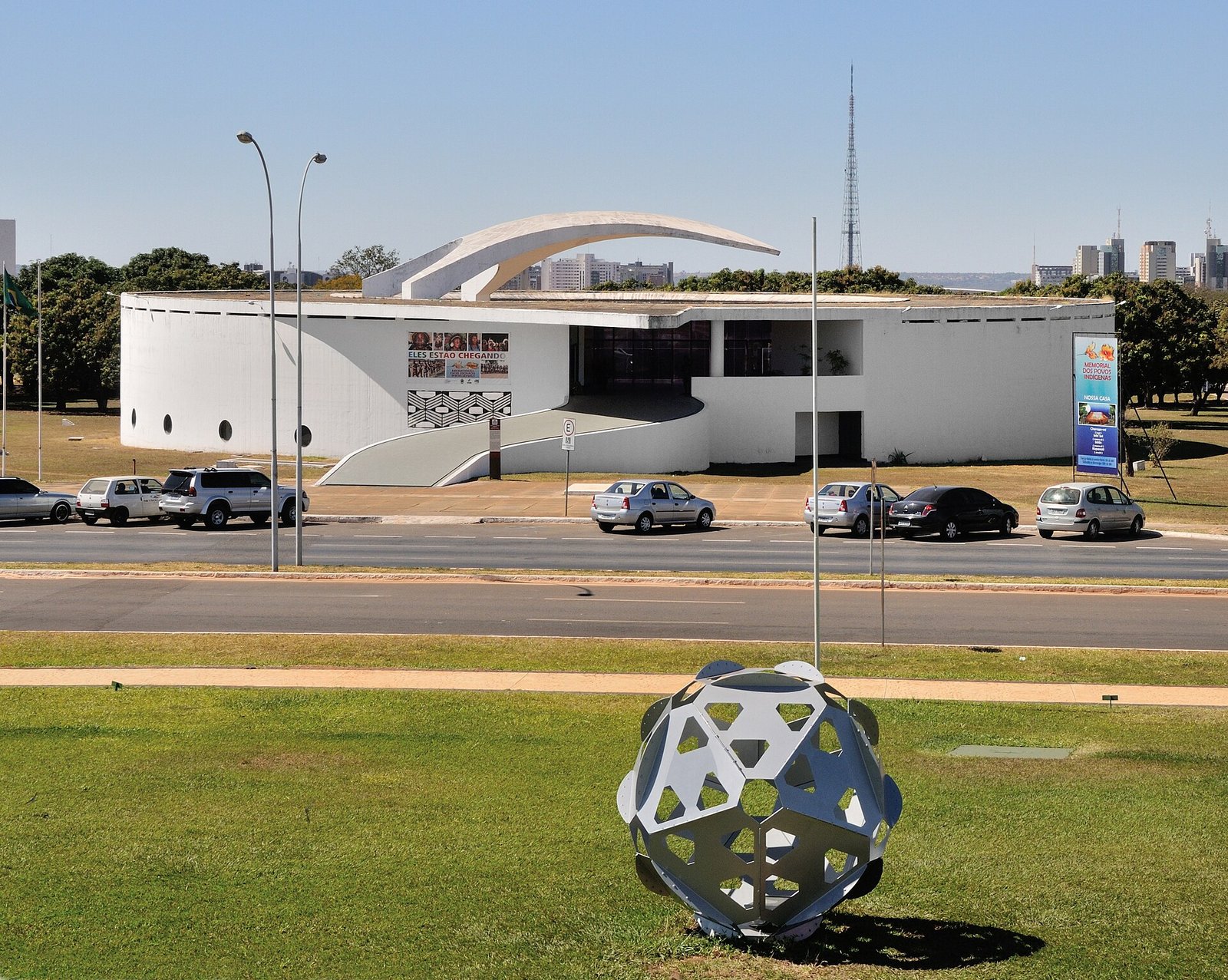 Fachada do Memorial dos Povos Indígenas, em Brasília, em dia de céu azul