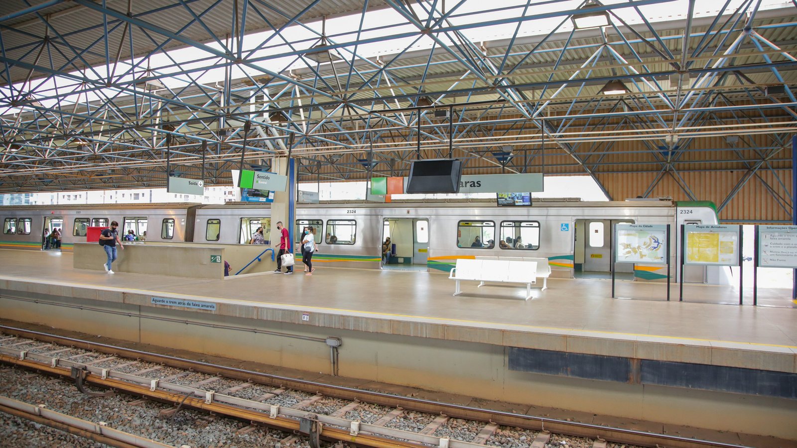 Plataforma da estação Águas Claras do Metrô-DF com trem parado e passageiros