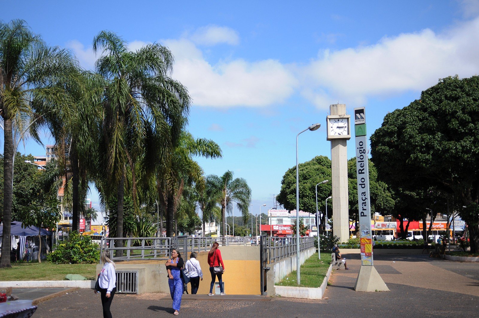 Entrada da estação Praça do Relógio do metrô, em Taguatinga, com o relógio e o totem da estação
