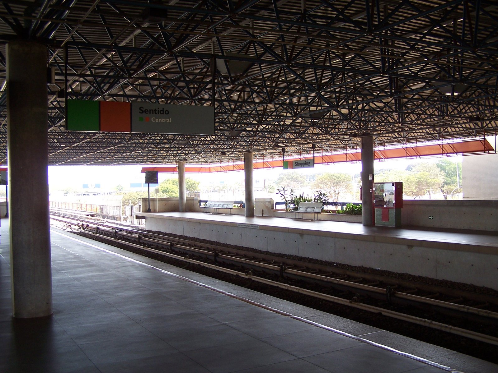 Plataforma da Estação Shopping do Metrô-DF, com placa indicando sentido Central