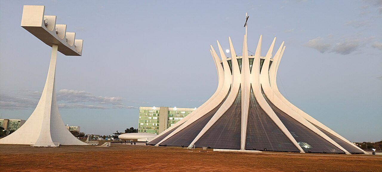 Catedral de Brasília e o campanário ao entardecer, na Esplanada dos Ministérios, onde fica a largada da corrida