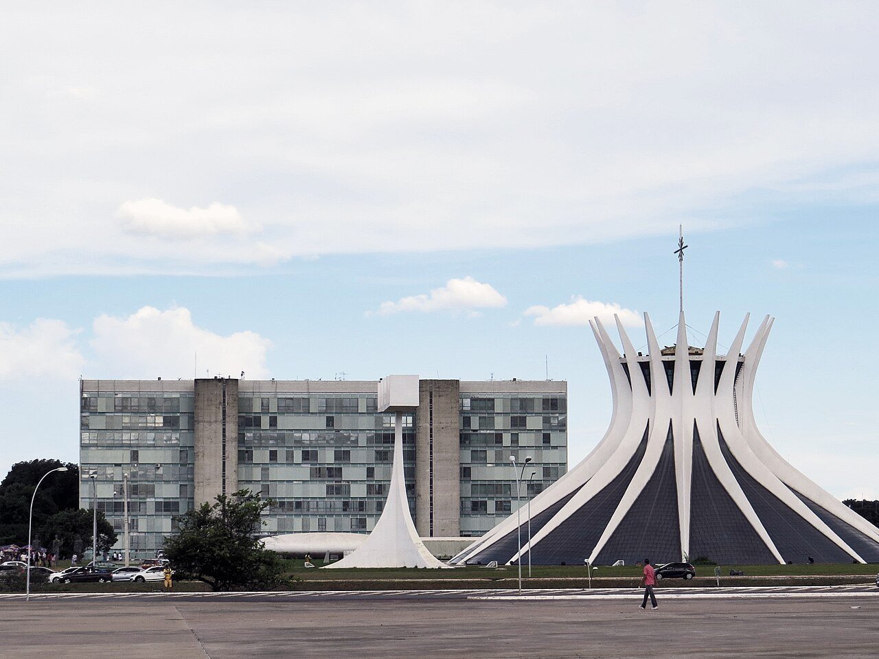 Catedral de Brasília vista da Esplanada, com um dos prédios dos ministérios ao fundo
