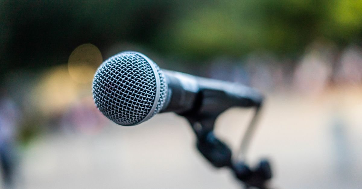 Microfone sobre pedestal em palco ao ar livre