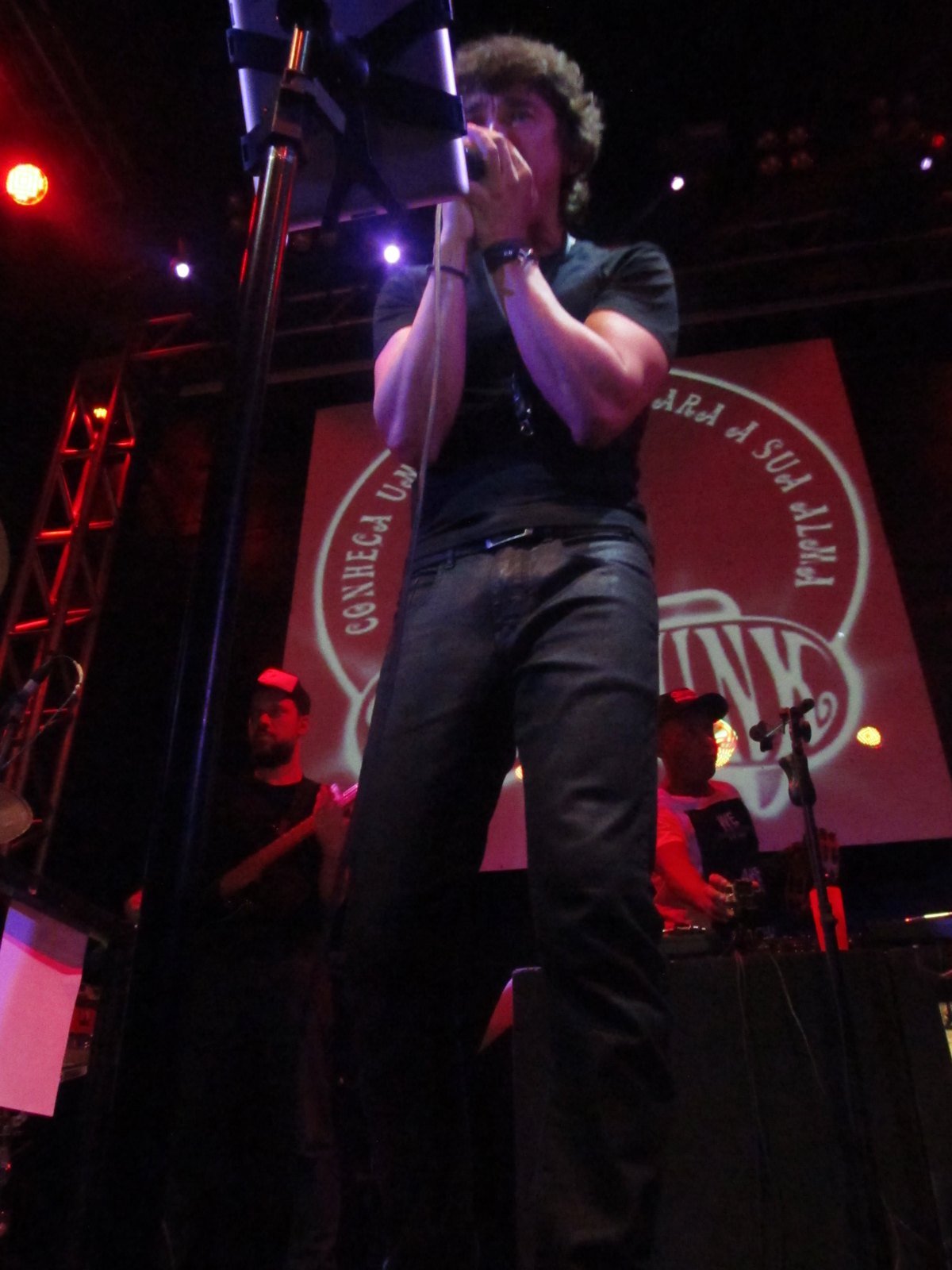 Milton Guedes com a harmônica no rosto durante show, em 2013