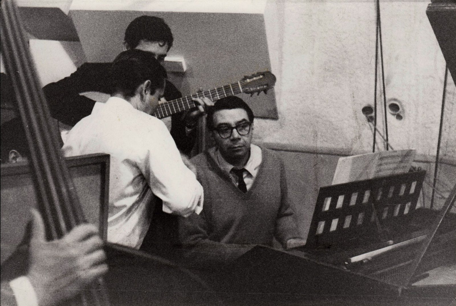 Ariel Ramírez ao teclado durante a gravação da Misa Criolla, em foto de arquivo de 1964, em preto e branco, com músicos ao redor