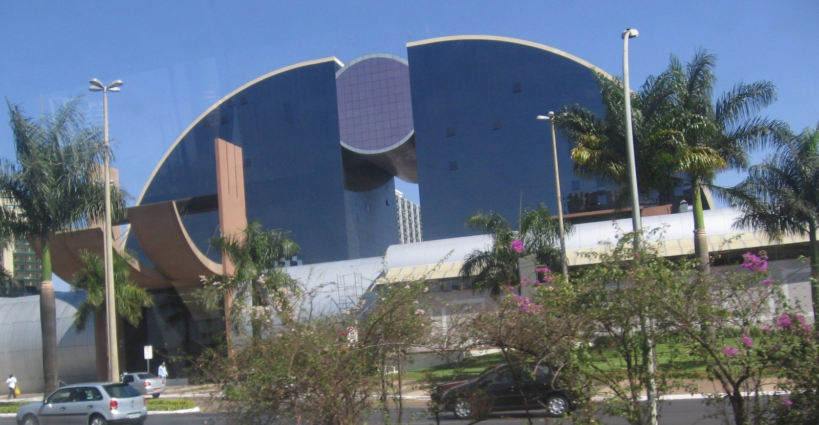 Fachada curva de vidro azul do Brasília Shopping, na Asa Norte, em foto de arquivo de 2007