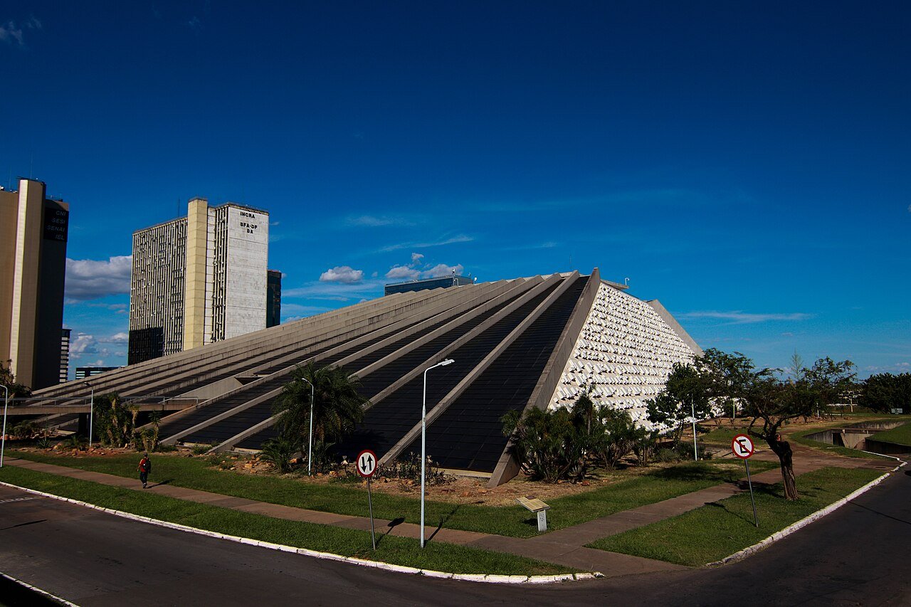 Fachada do Teatro Nacional Cláudio Santoro, em Brasília, onde fica a Sala Martins Pena