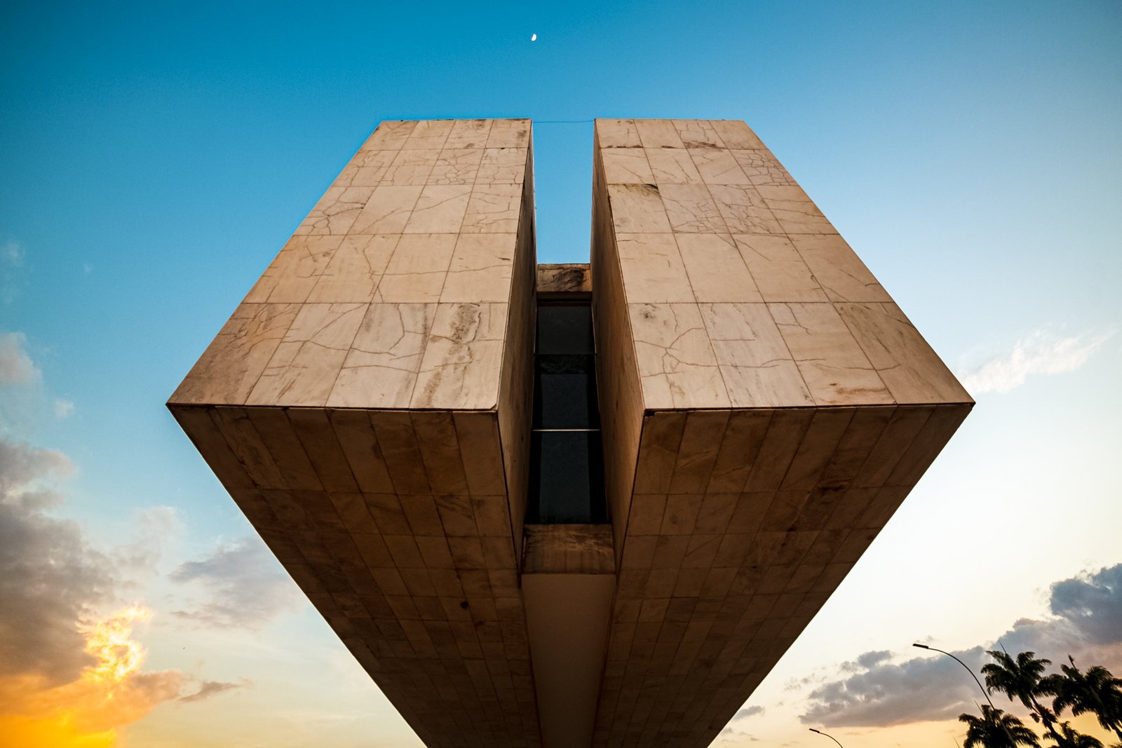 Fachada do Museu Histórico de Brasília vista de baixo, com o céu ao fundo