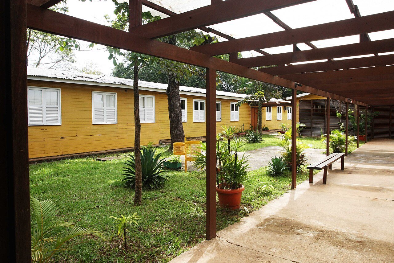Pátio do Museu Vivo da Memória Candanga, com as casas de madeira amarelas do antigo hospital