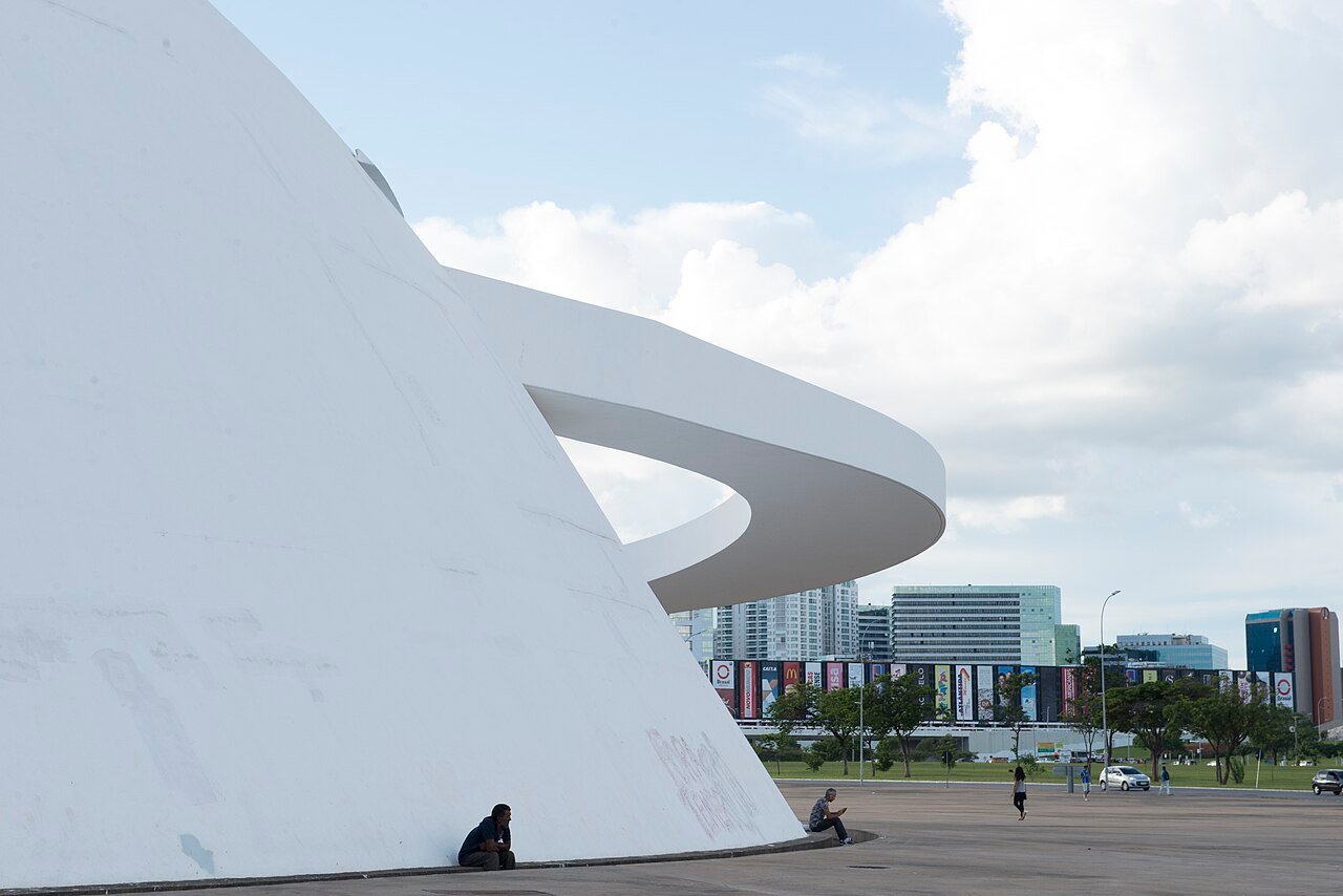 Cupula branca do Museu Nacional da Republica com a rampa em curva e predios ao fundo