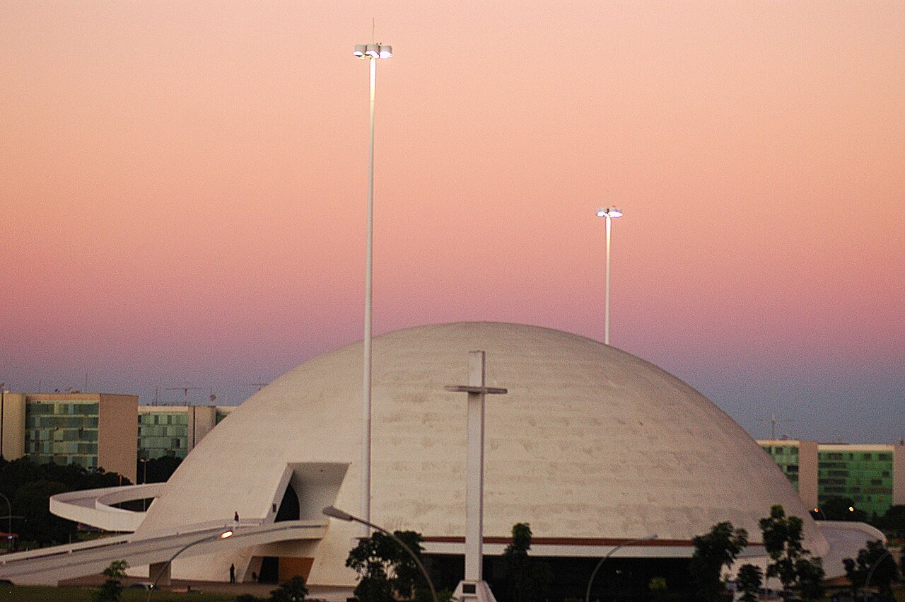 Cúpula branca do Museu Nacional da República ao entardecer, com o céu em tons de rosa