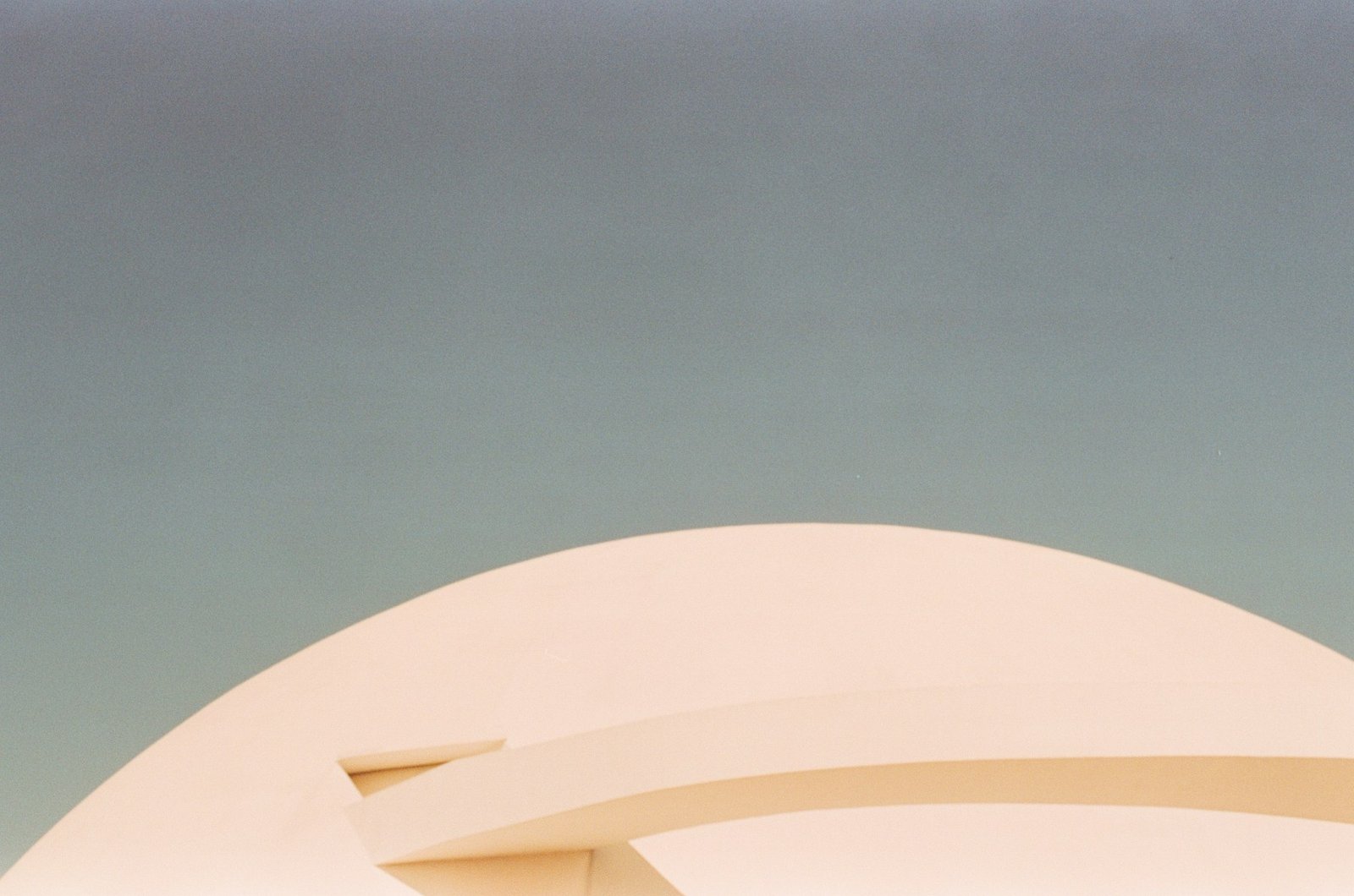 Detalhe da cúpula branca do Museu Nacional da República, em Brasília, contra o céu