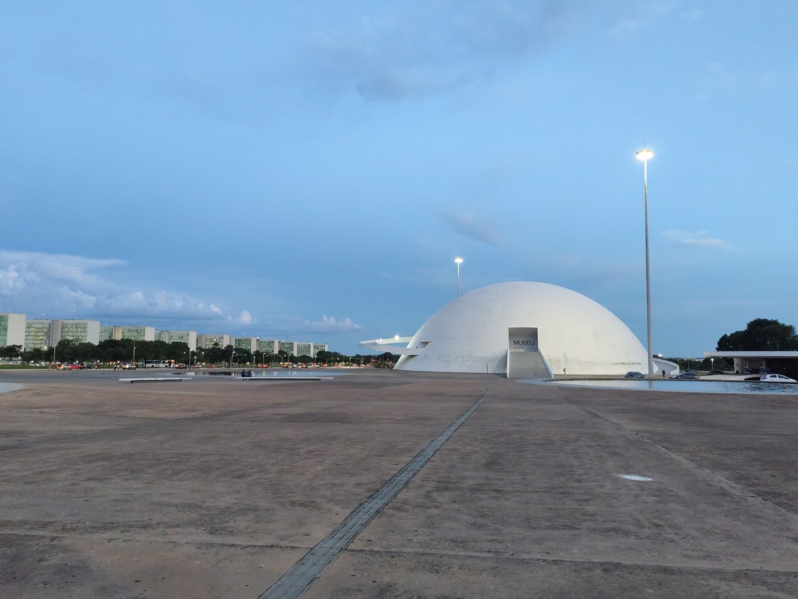 Cúpula branca do Museu Nacional da República ao entardecer, com a Esplanada dos Ministérios ao fundo