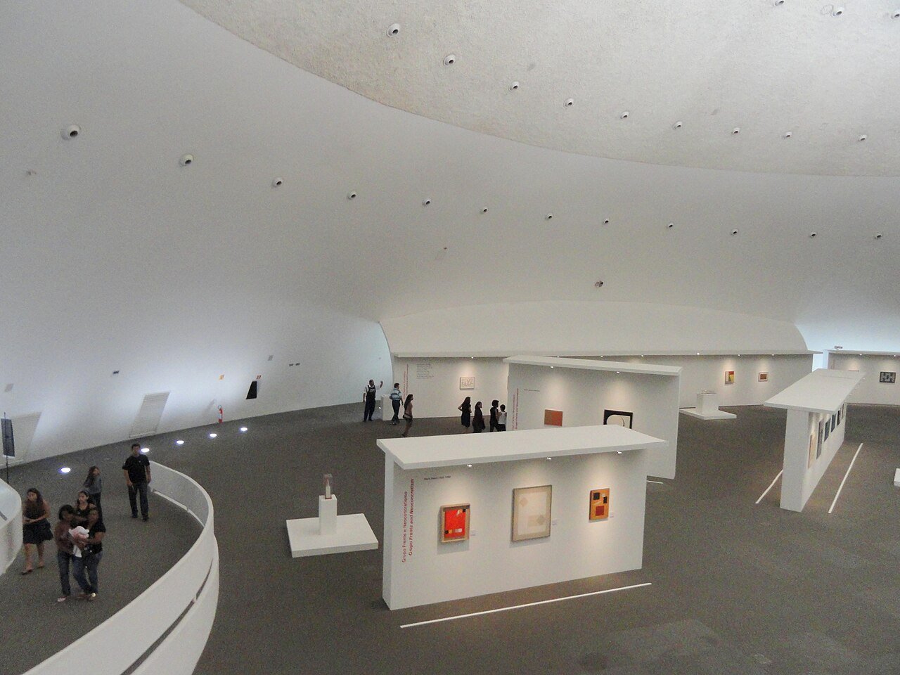 Interior do Museu Nacional da República, com rampa curva e obras expostas
