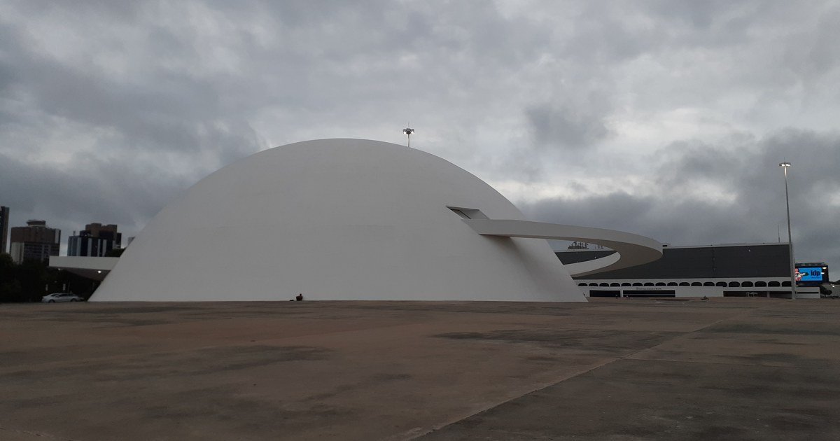 Cúpula branca do Museu Nacional da República, em Brasília, vista da esplanada em dia nublado