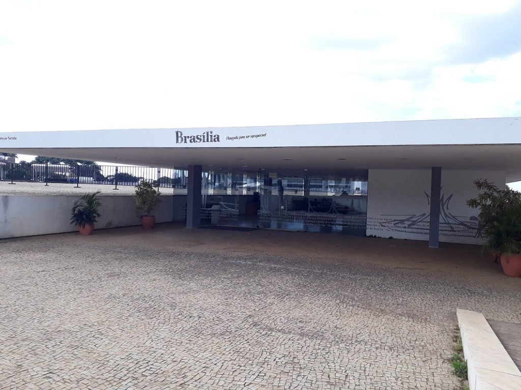 Casa de Cha, na Praca dos Tres Poderes, em Brasilia, com letreiro Brasilia na marquise e piso de pedra portuguesa