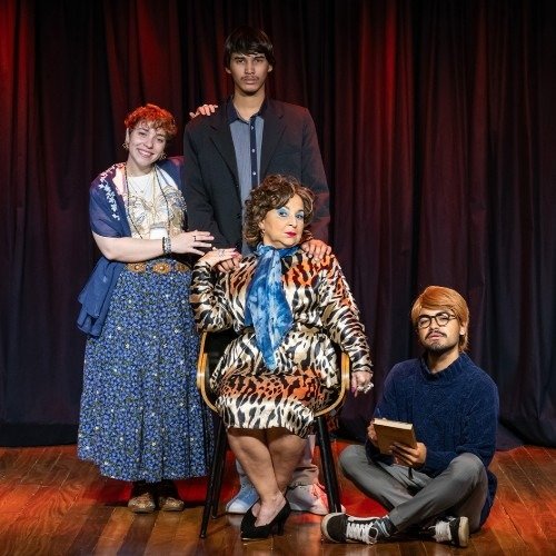Quatro atores caracterizados posam em cenário com cortina vermelha, na divulgação de Novela Mexicana