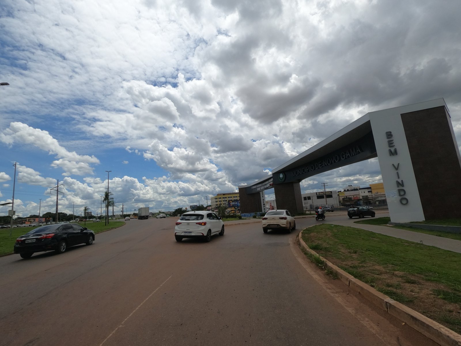 Pórtico de boas-vindas do município de Novo Gama, em Goiás, sobre avenida com carros, em foto de arquivo