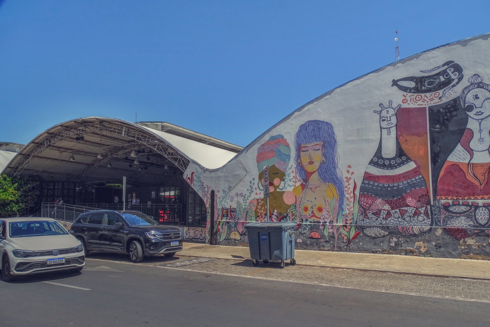Fachada do Espaço Cultural Renato Russo, na 508 Sul, com mural colorido na lateral
