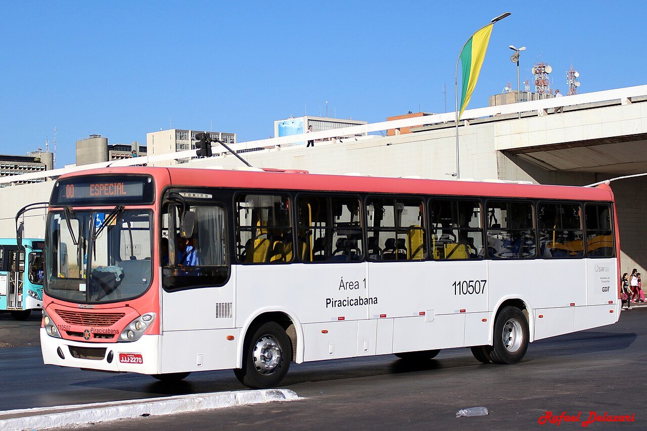Ônibus do transporte público do Distrito Federal em frente à Rodoviária do Plano Piloto