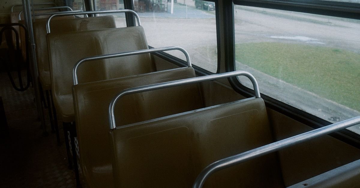 Fileira de assentos vazios no interior de um ônibus urbano