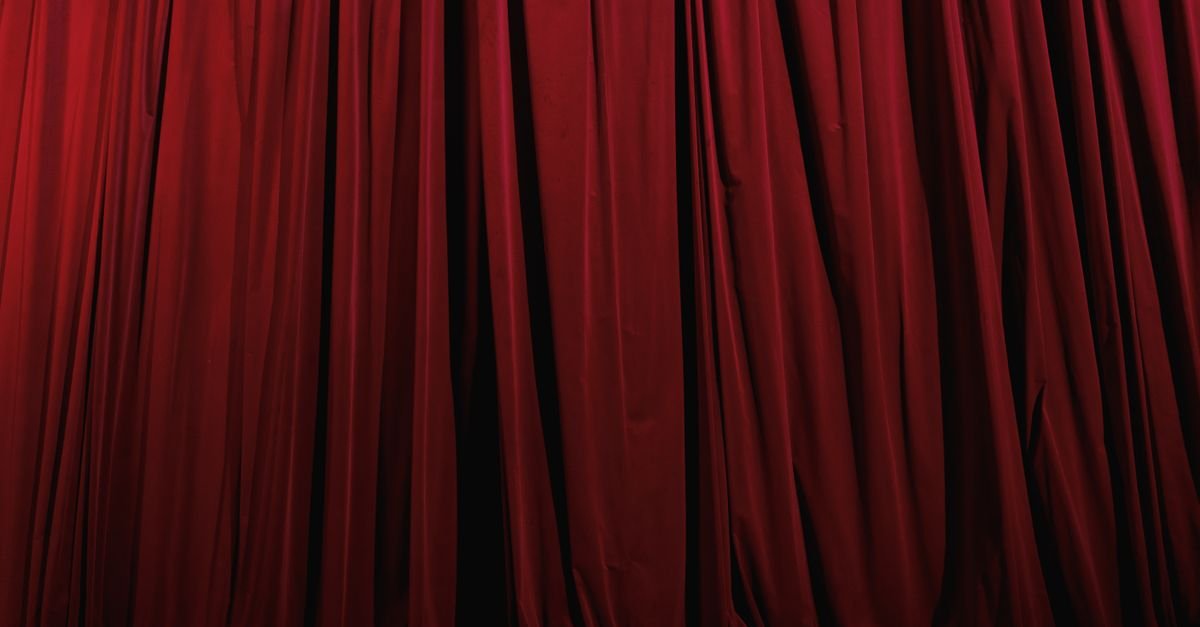 Cortina vermelha de teatro fechada, imagem que ilustra matéria sobre o musical Os Miseráveis no DF