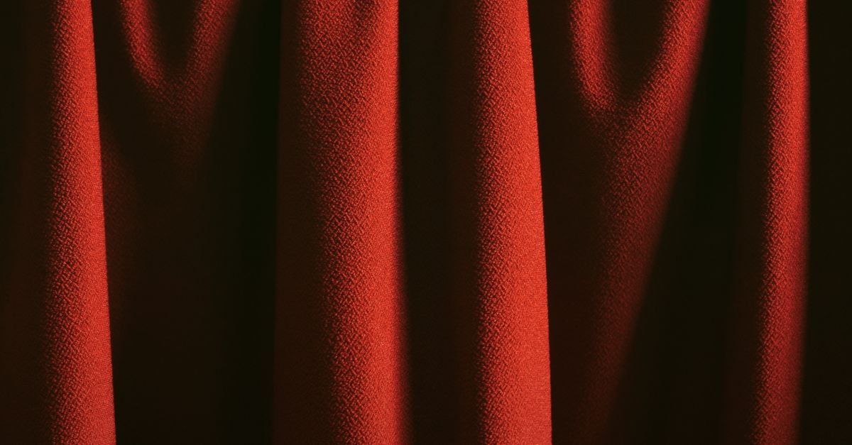 Cortina vermelha de palco de teatro em close