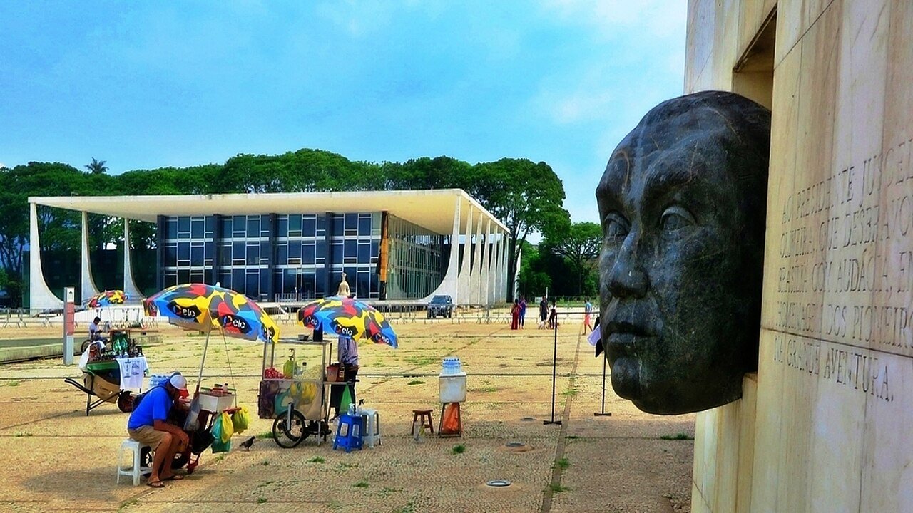 Fachada do edifício-sede do Supremo Tribunal Federal vista da Praça dos Três Poderes