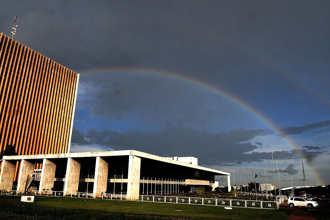 Palacio do Buriti, sede do governo do Distrito Federal, com arco-iris ao fundo apos a chuva