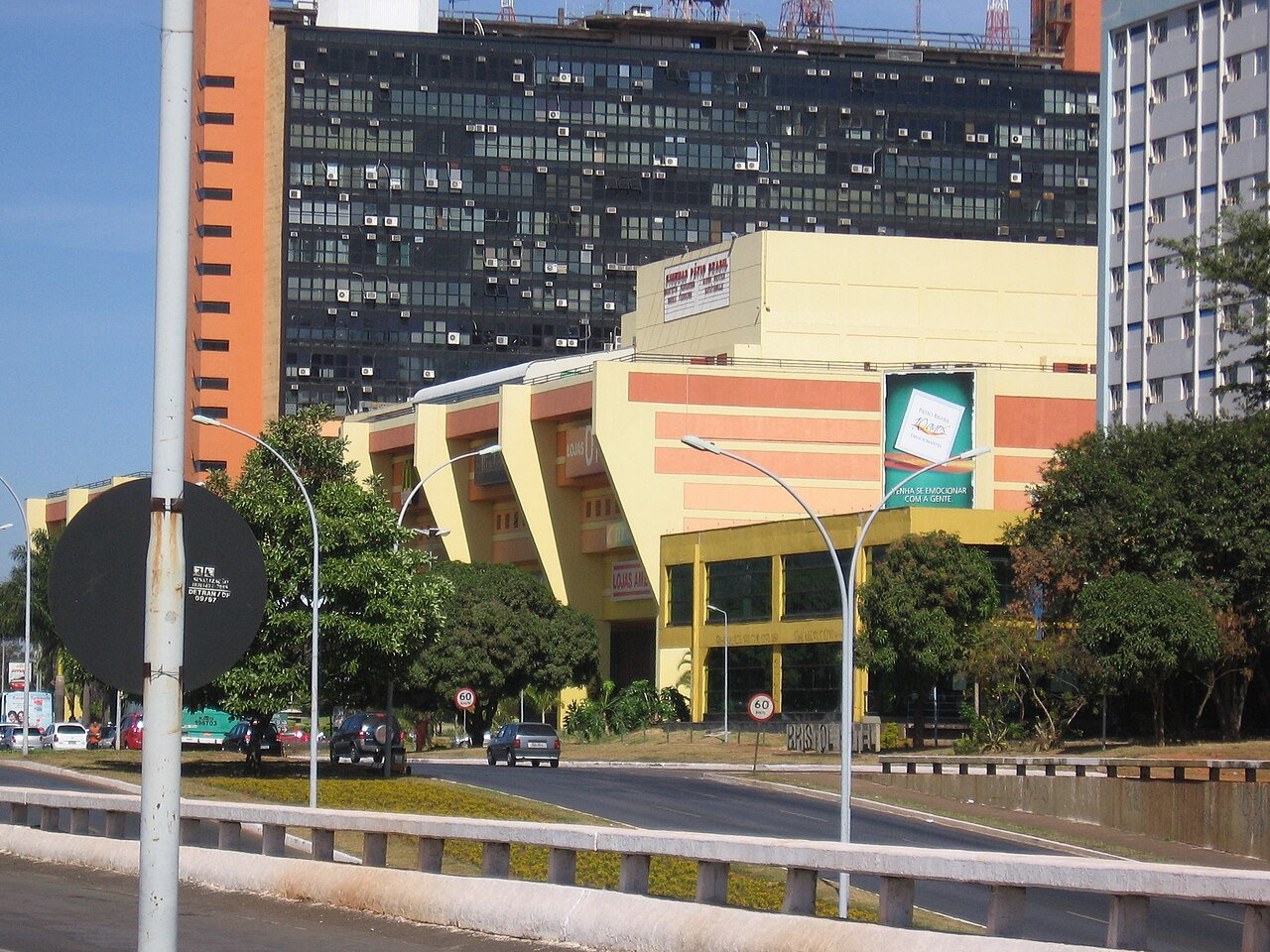 Fachada do Pátio Brasil Shopping, no Setor Comercial Sul, vista a partir da via em frente