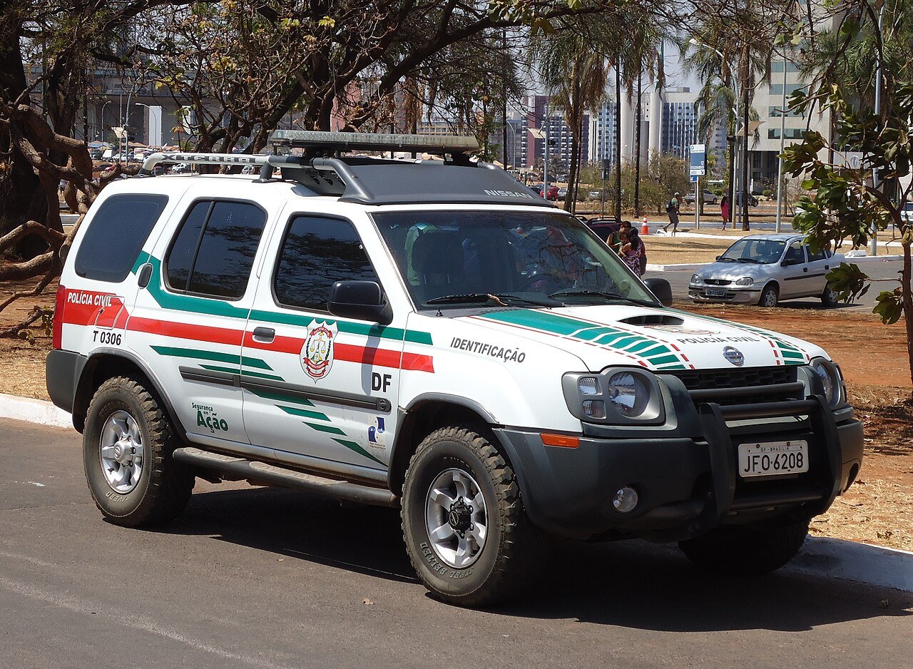 Viatura da Polícia Civil do Distrito Federal estacionada em via de Brasília