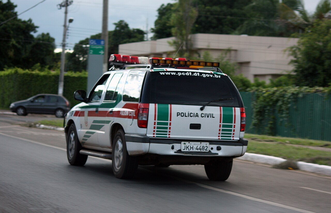 Viatura da Polícia Civil do Distrito Federal em deslocamento por via urbana