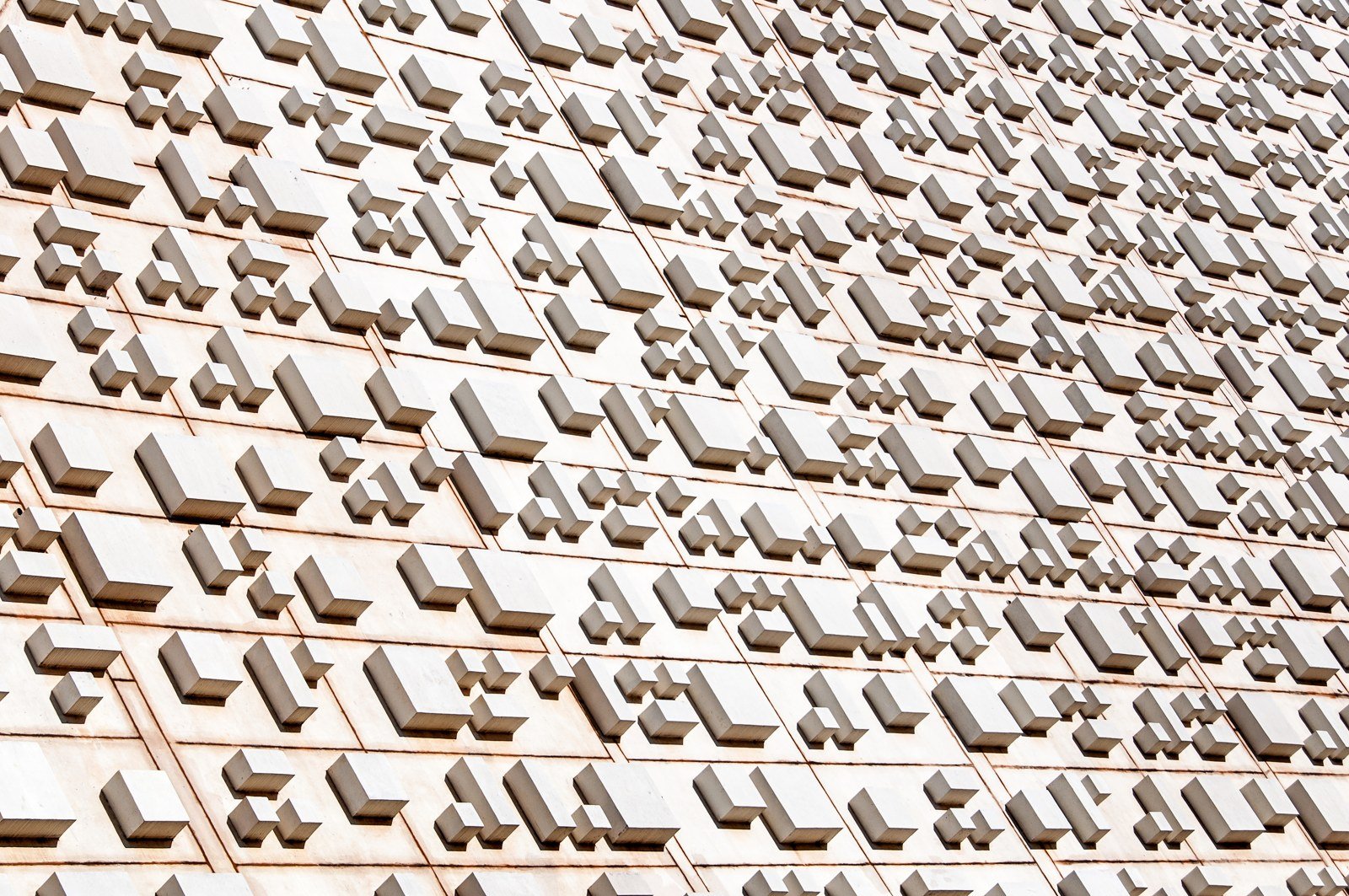 Detalhe da fachada de blocos de concreto em relevo do Teatro Nacional