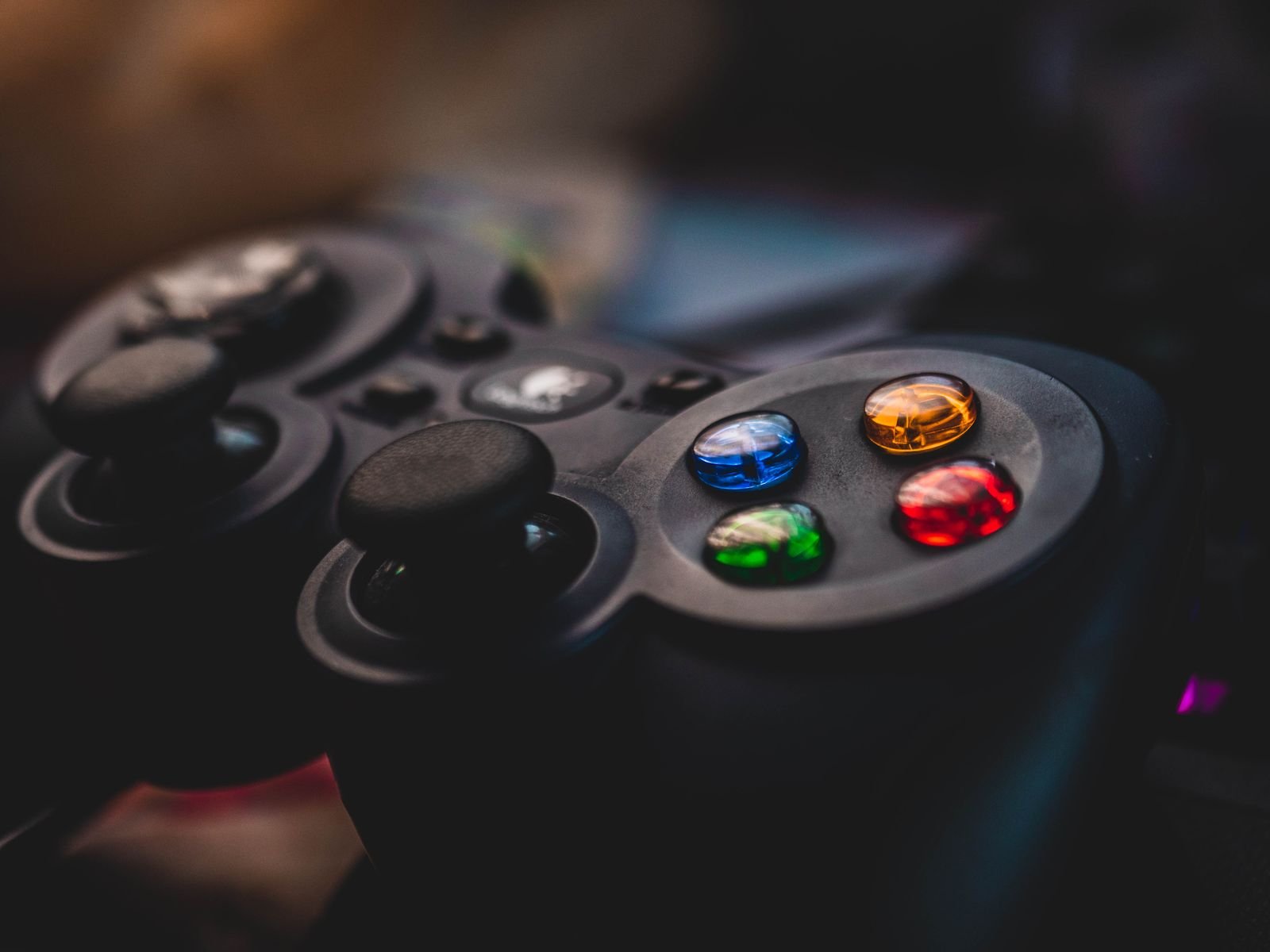 Close de um controle de videogame com botões coloridos, imagem de arquivo