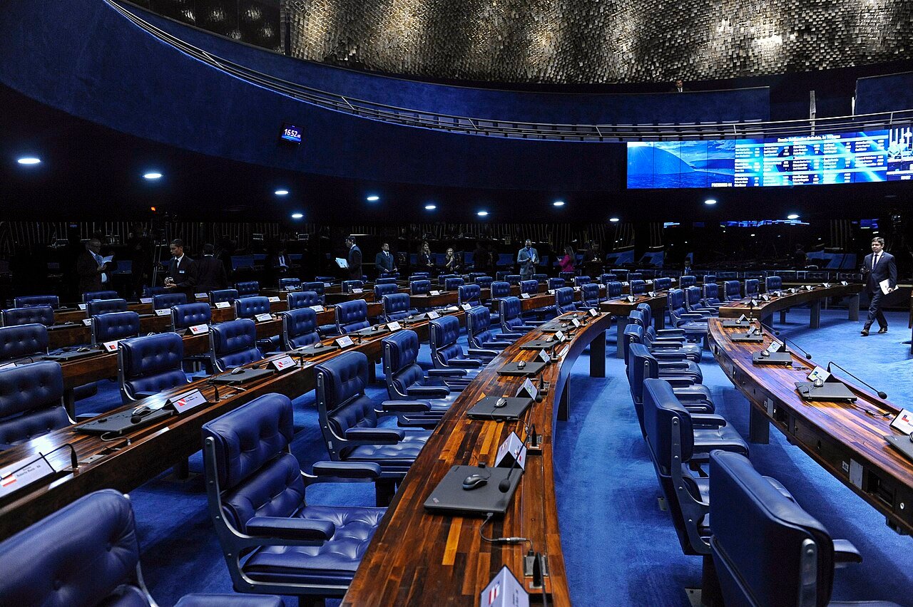 Plenário do Senado Federal com as bancadas azuis vazias antes de sessão
