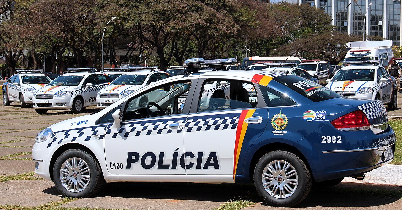 Viaturas da Polícia Militar do Distrito Federal enfileiradas em área aberta