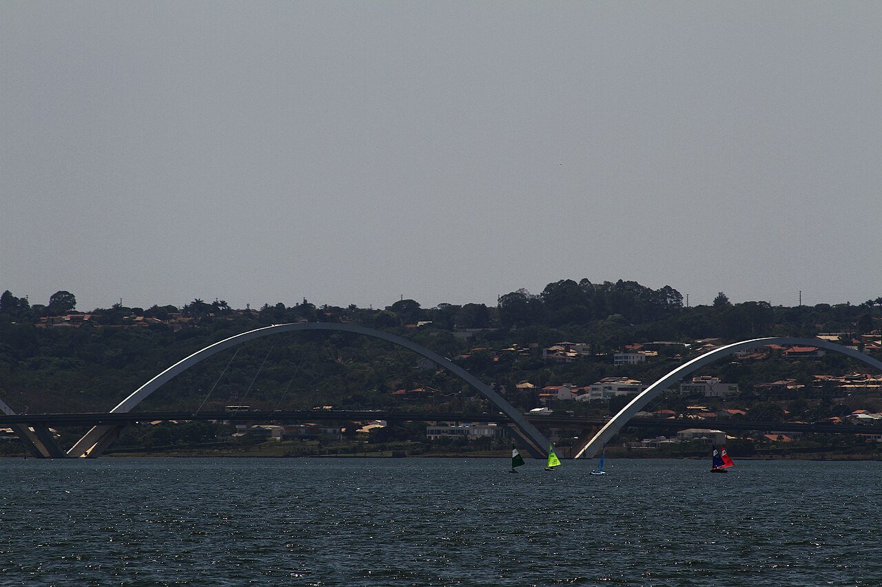 Ponte Juscelino Kubitschek sobre o Lago Paranoá, em Brasília, com veleiros na água