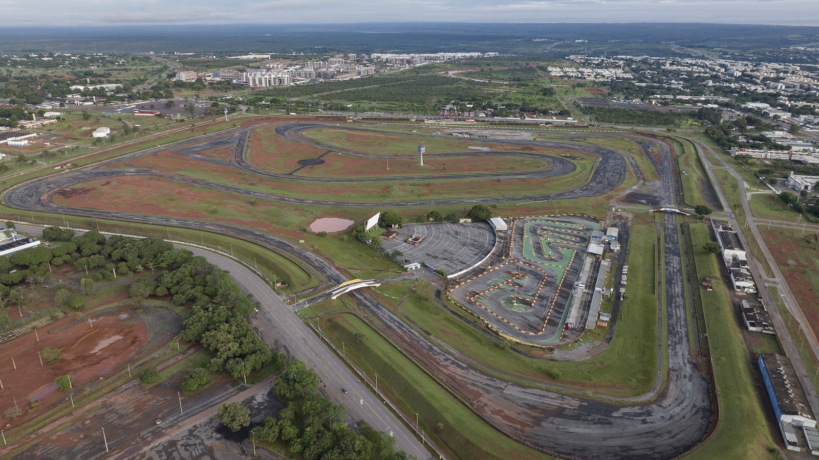 Vista aérea do Autódromo Internacional Nelson Piquet, em Brasília, com o kartódromo ao lado da pista