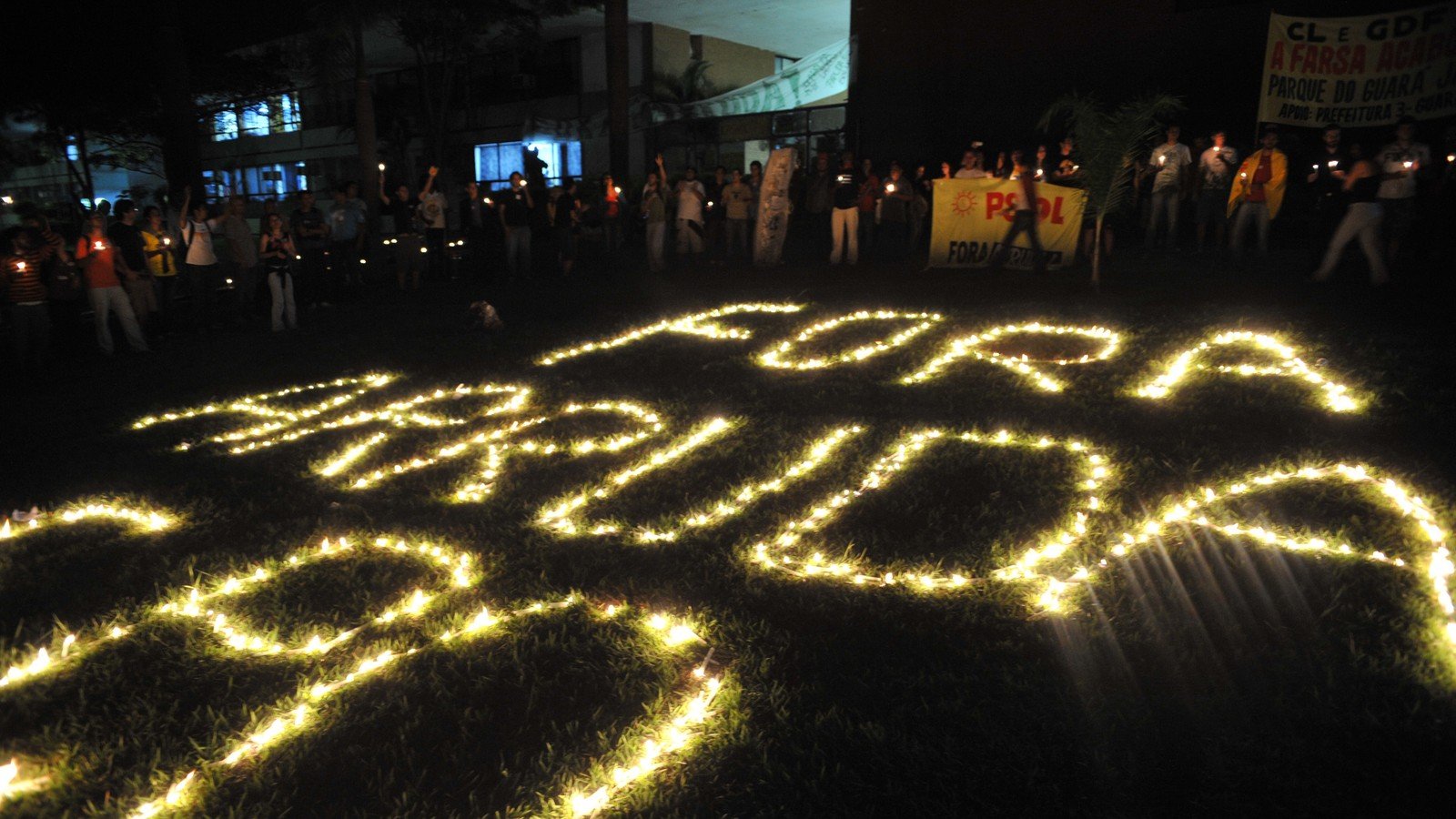 Manifestação com velas acesas contra a permanência de José Roberto Arruda no governo do DF, em 2009