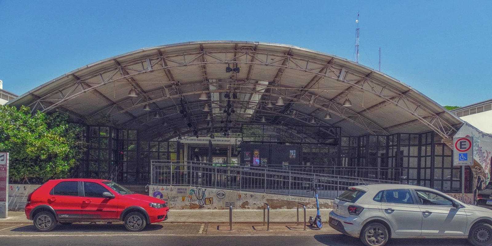 Entrada do Espaço Cultural Renato Russo, onde fica o estúdio da Rádio Cultura FM, com rampa de acesso