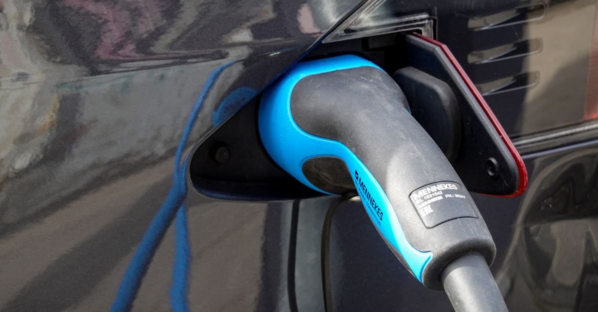 Closeup de cabo de recarga conectado à tomada de um veículo elétrico
