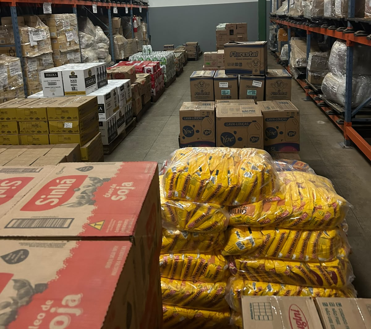 Estoque de mercadorias empilhadas em prateleiras de um depósito fiscalizado pela Receita do DF