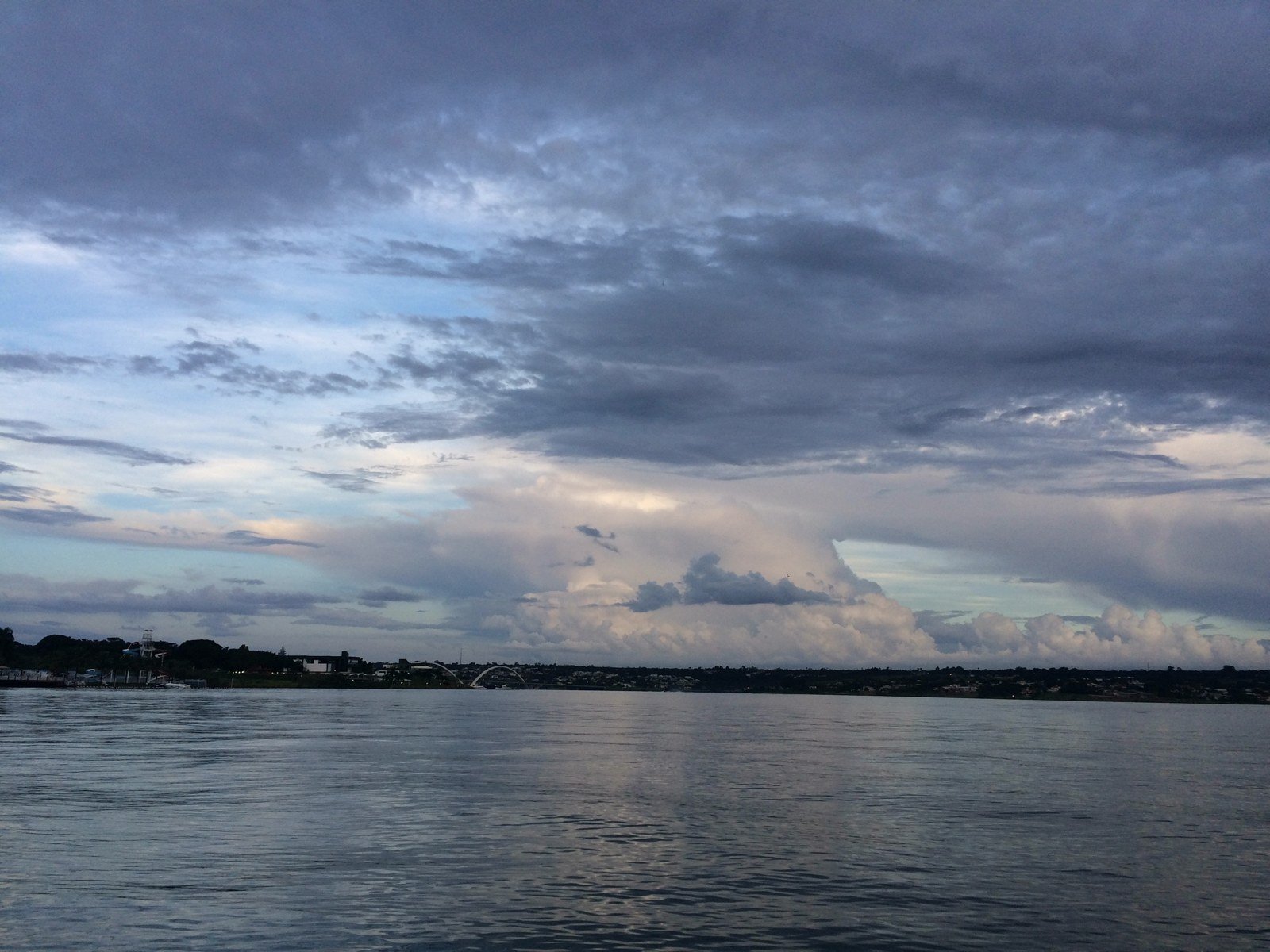 Lago Paranoá ao entardecer, com a Ponte JK ao fundo, em foto de arquivo