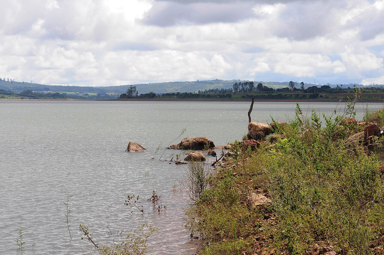 Margem do reservatório do Descoberto, com pedras e vegetação junto à água